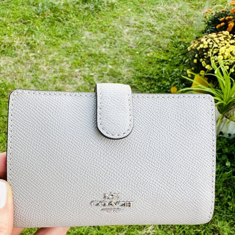 Coach Corner Zip Medium  Leather Wallet $165 MRSP